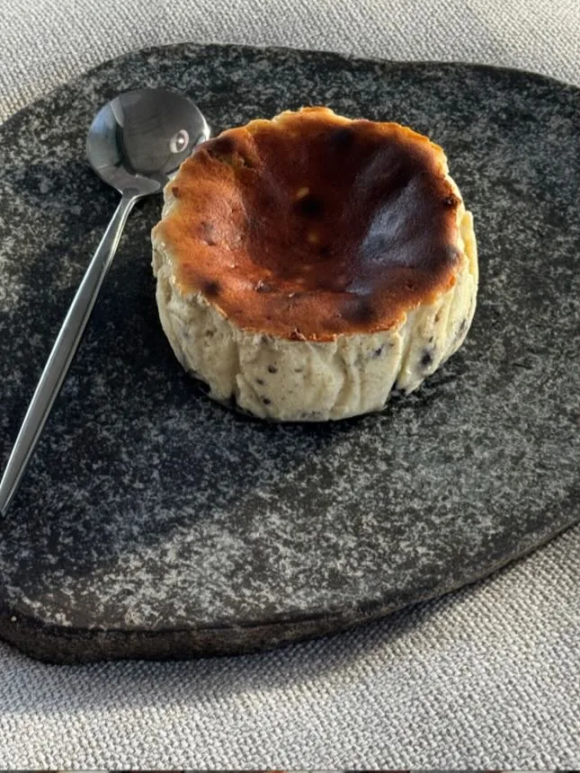 Oreo tartza, whole, on the basalt slab with a spoon