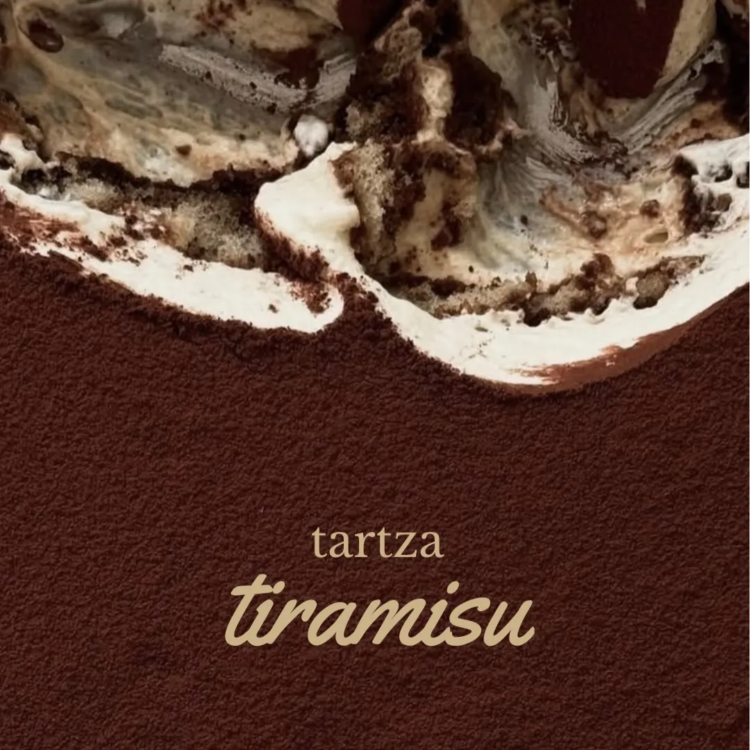 Tiramisu tartza: mascarpone cream and sponge under a snow of cocoa